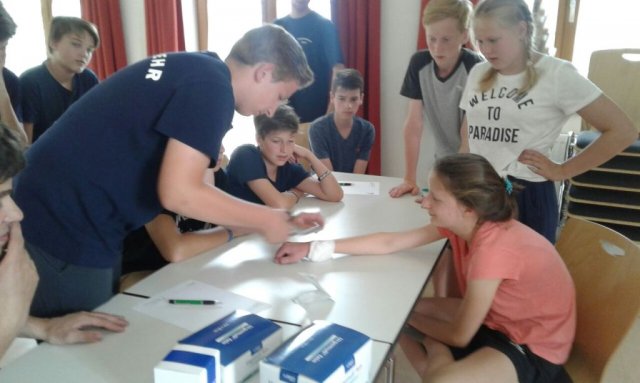 Feuerwehrjugend hält 24 Stunden Bereitschaft - Erste Hilfe Ausbildung